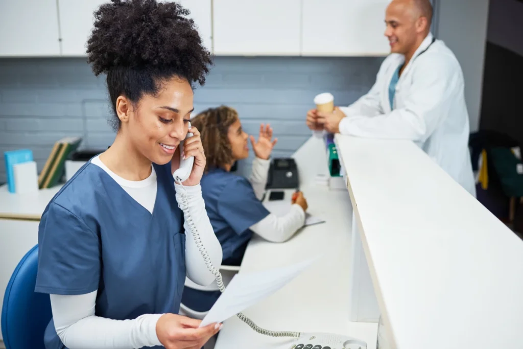 Praxisbekleidung für Empfang und Patientenkontakt