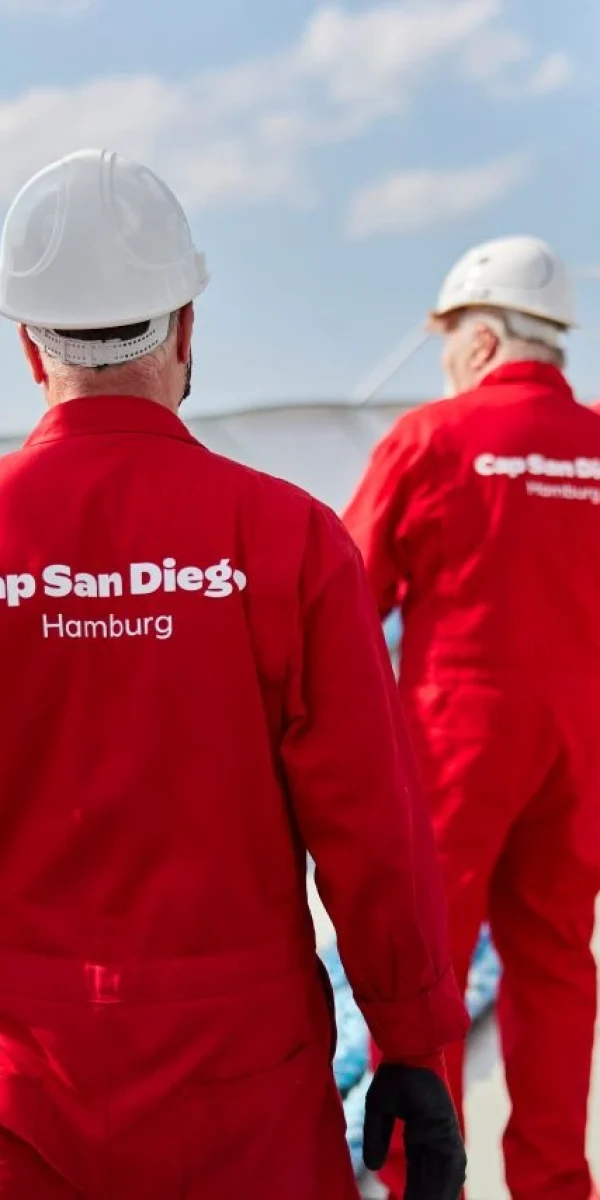 Arbeitskleidung mit Firmenlogo durch Textildruck und Stickerei